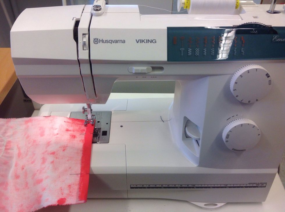 Sy raks\u00f6m - backg\u00e4st i b\u00f6rjan och slutet. Pressarfoten kant i kant med tyget.