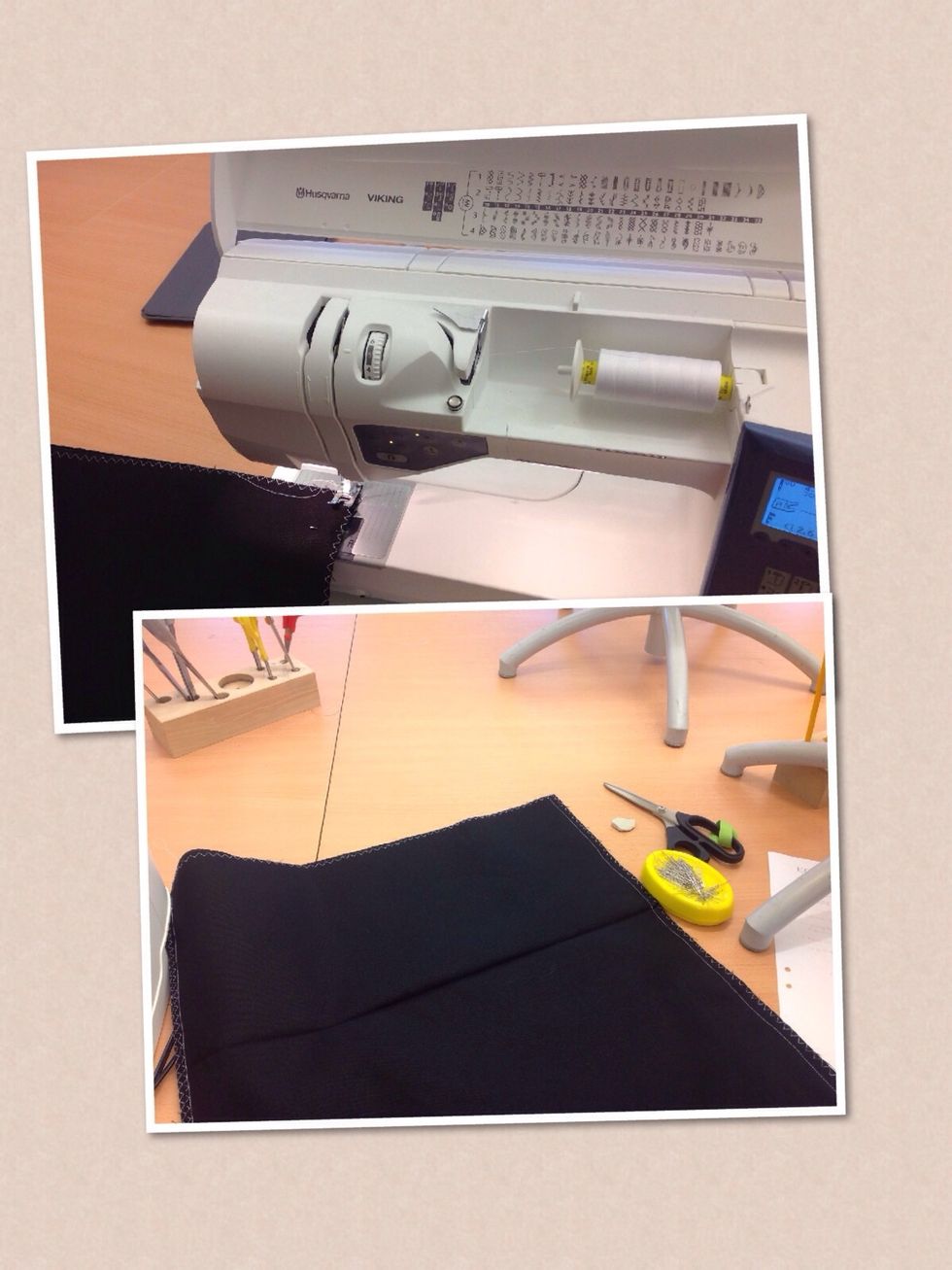 Sy raks\u00f6m en cm fr\u00e5n kanten p\u00e5 de b\u00e5da sidorna. Sy inte ihop l\u00e4ngst upp. Anv\u00e4nd linjalen p\u00e5 stygnpl\u00e5ten att m\u00e4ta emot s\u00e5 att du f\u00e5r s\u00f6mmen 1cm fr\u00e5n kanten.