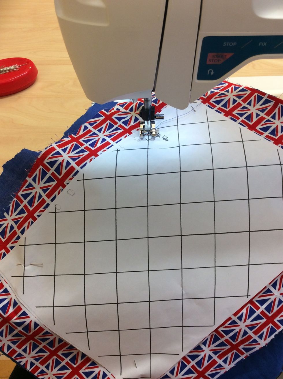 Sy raks\u00f6m i alla linjerna rakt igenom pappret och tygerna med raks\u00f6m. Gl\u00f6m inte att f\u00e4sta tr\u00e5darna i b\u00f6rjan och i slutet av varje s\u00f6m genom att anv\u00e4nda FIX eller backa.