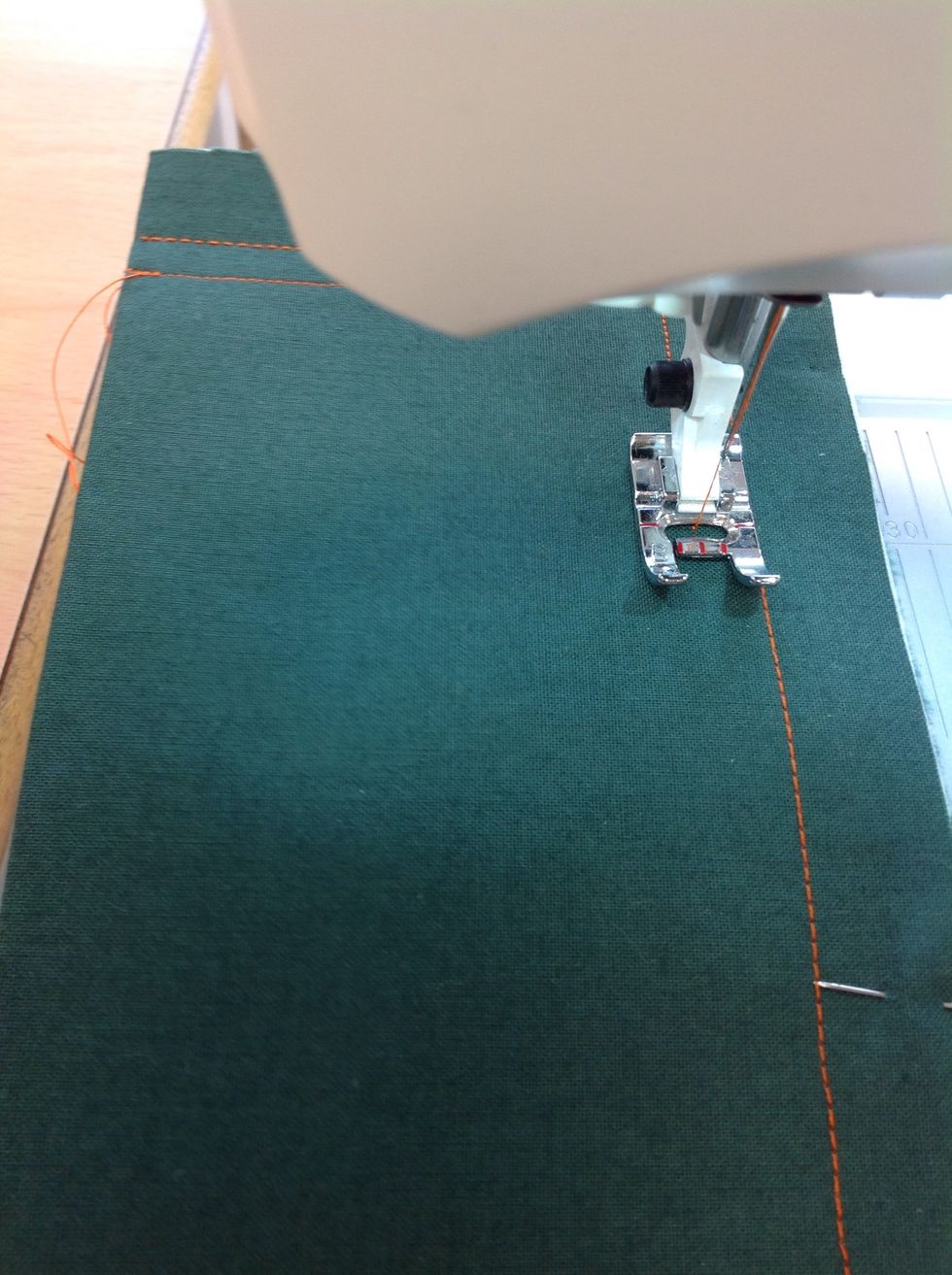 Sy raks\u00f6m innanf\u00f6r den f\u00f6rsta s\u00f6mmen, en pressarfotsbredd ifr\u00e5n den. Stygnl\u00e4ngd 1,5mm. Backa och f\u00e4st tr\u00e5den i b\u00f6rjan och i slutet.