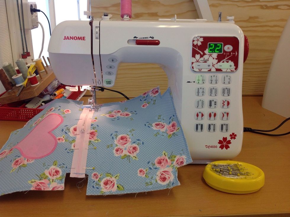 Sy raks\u00f6m l\u00e4ngs b\u00e5da sidor. H\u00e5ll pressarfoten kloss mot dragkedjan i mitten s\u00e5 kommer s\u00f6mmen p\u00e5 r\u00e4tt plats.