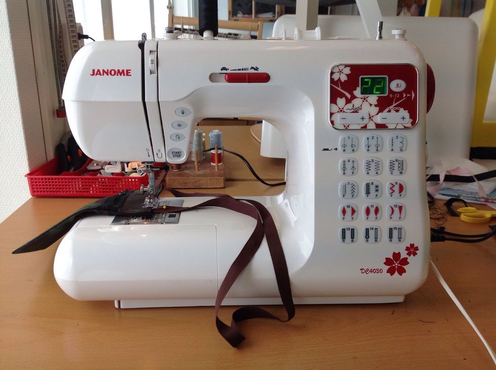 Sy raks\u00f6m l\u00e4ngst med kanten, f\u00f6rs\u00f6k att sy s\u00e5 l\u00e5ngt ut i kanten som det g\u00e5r.