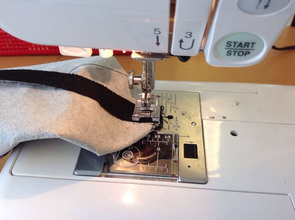 Sy raks\u00f6m med 1 cm s\u00f6msm\u00e5n. G\u00f6r likadant i alla fyra h\u00f6rn.