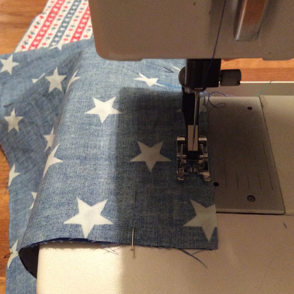 Sy raks\u00f6m med 1 cm s\u00f6msm\u00e5n runt om alla sidorna och f\u00e4st tr\u00e5darna. L\u00e4mna \u00f6ppet mellan strecken, de 7 cm.