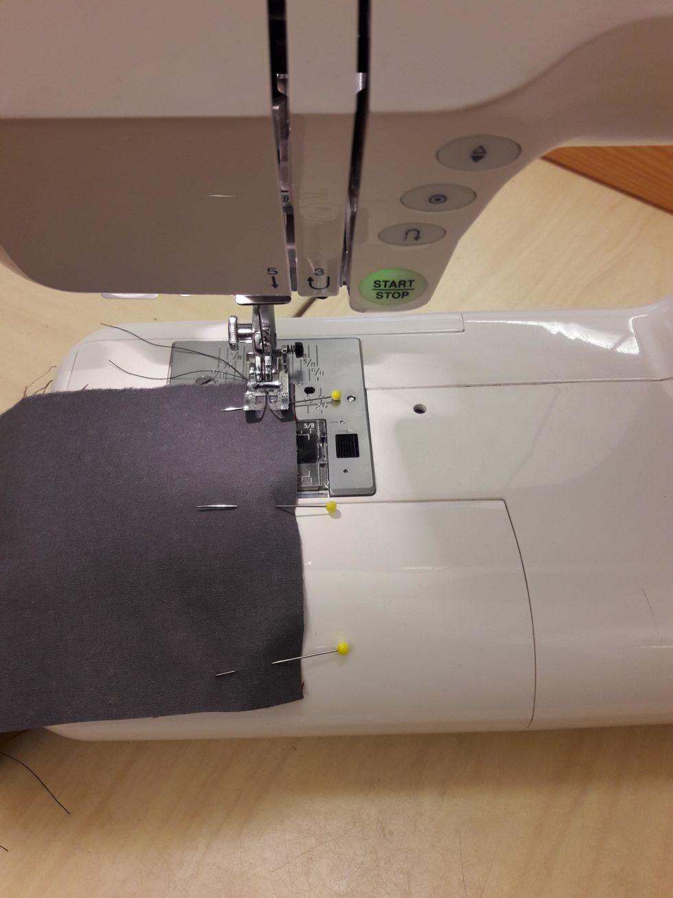 Sy raks\u00f6m med 1 cm s\u00f6msm\u00e5n. Var noggrann! Gl\u00f6m inte att f\u00e4sta b\u00e5de i b\u00f6rjan och slutet.