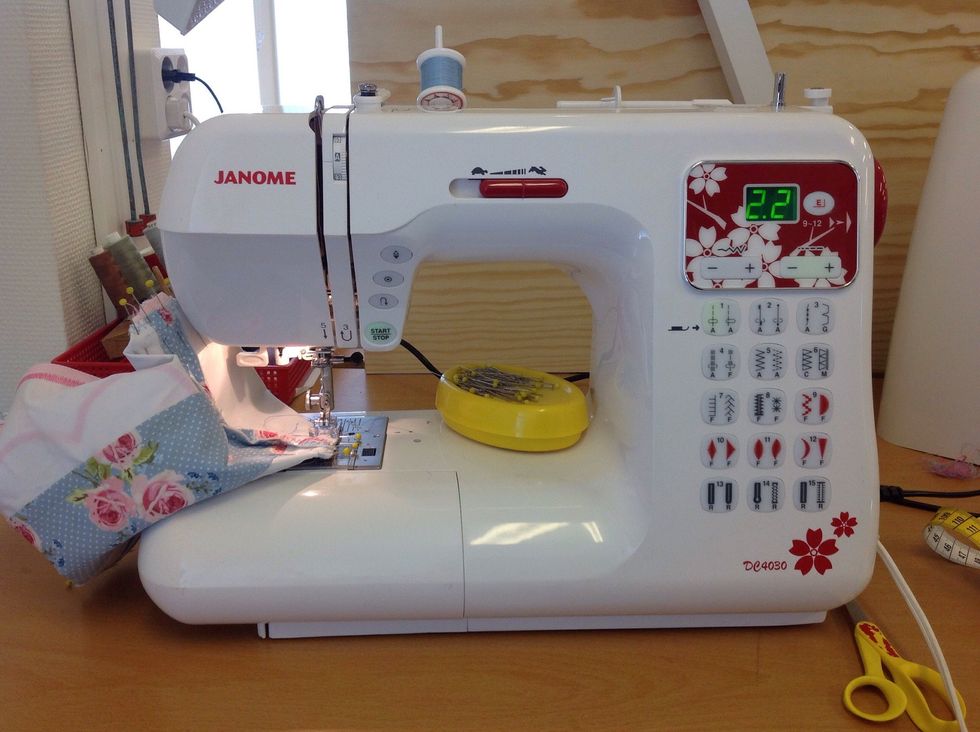 Sy raks\u00f6m med en centimeter s\u00f6msm\u00e5n l\u00e4ngs alla fyra kanter.