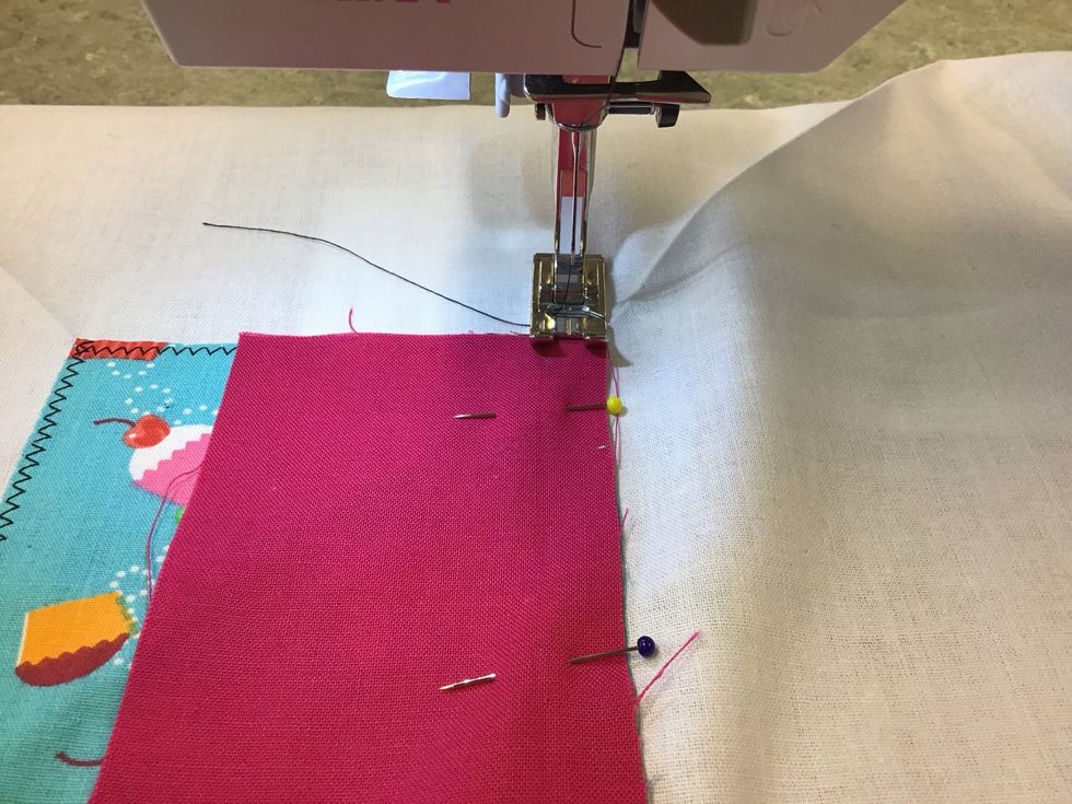 Sy raks\u00f6m nr 1 med pressarfotens kant mot tygets kant. Sy 1 cm utanf\u00f6r tyget i b\u00f6rjan och slutet.