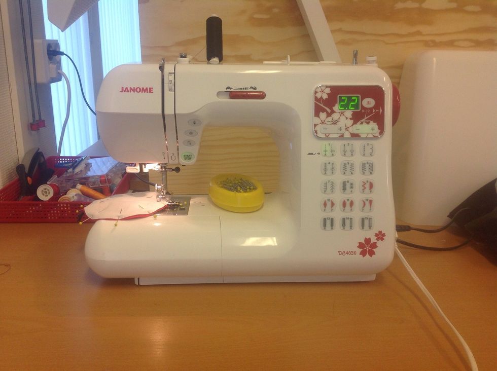 Sy raks\u00f6m runt kanten med 1 cm s\u00f6msm\u00e5n.