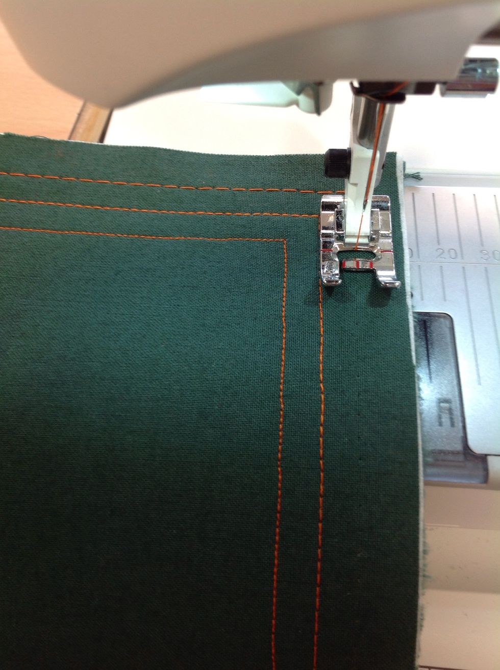 Sy raks\u00f6m utanf\u00f6r den f\u00f6rsta s\u00f6mmen med en pressarfotsbredd ifr\u00e5n den. Stygnl\u00e4ngd 4,5mm. F\u00e4st ej.