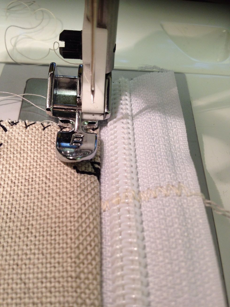 Sy raks\u00f6mn i tyget precis bredvid dragkedjan p\u00e5 r\u00e4tsidan. Denna s\u00f6mn kallas stickning och h\u00e5ller tyget p\u00e5 plats.