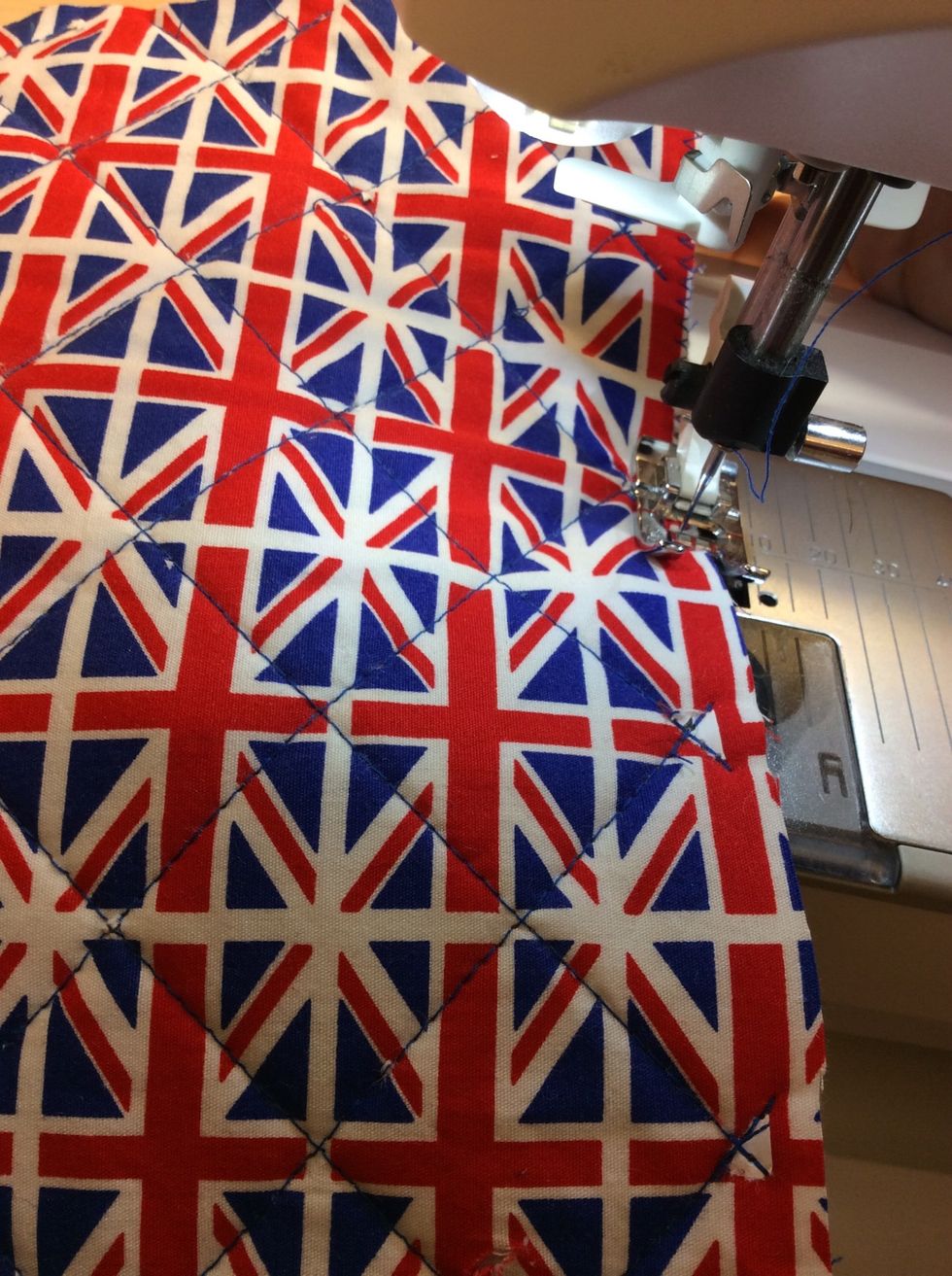 Sy runt om alla sidorna med sick-sack s\u00e5 l\u00e5ngt ut p\u00e5 kanterna som m\u00f6jligt.