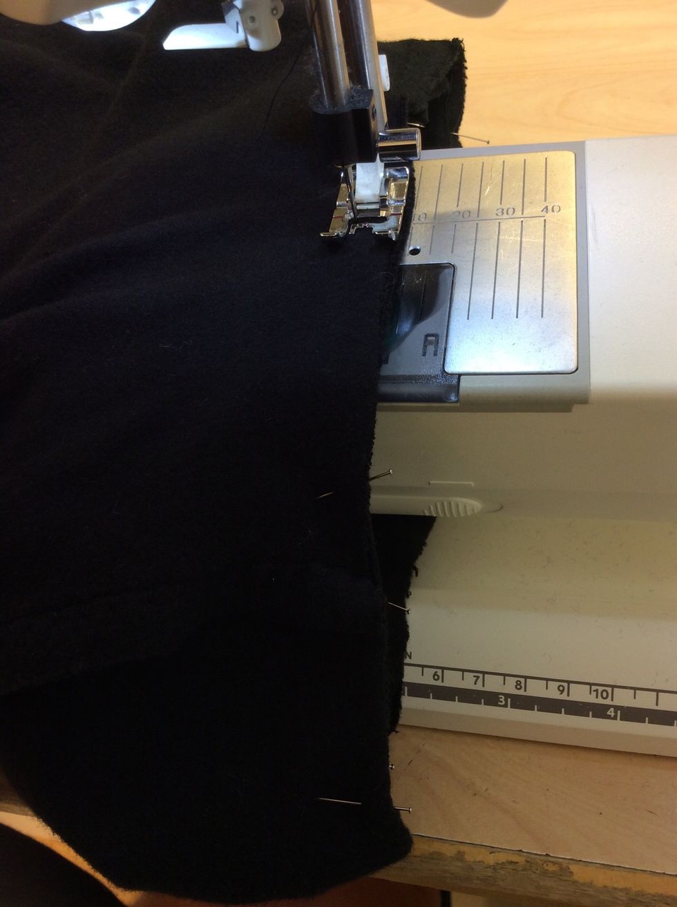 Sy runt om med trik\u00e5s\u00f6m med 1 cm s\u00f6msm\u00e5n. Om du tr\u00e4r in halsringningen i symaskinens arm g\u00e5r det l\u00e4ttare att sy runt.