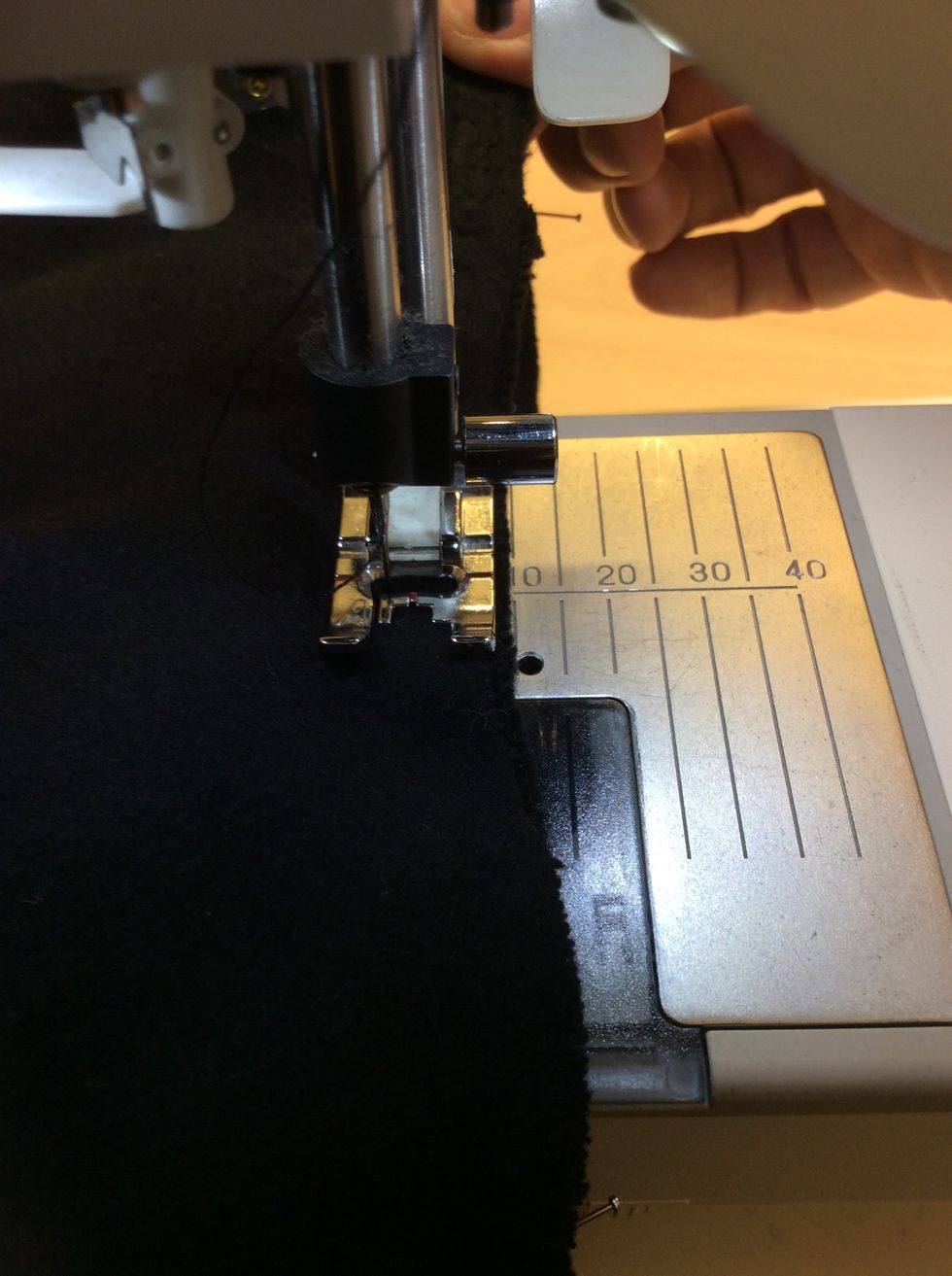 Sy runt om med trik\u00e5s\u00f6m med 1 cm s\u00f6msm\u00e5n.