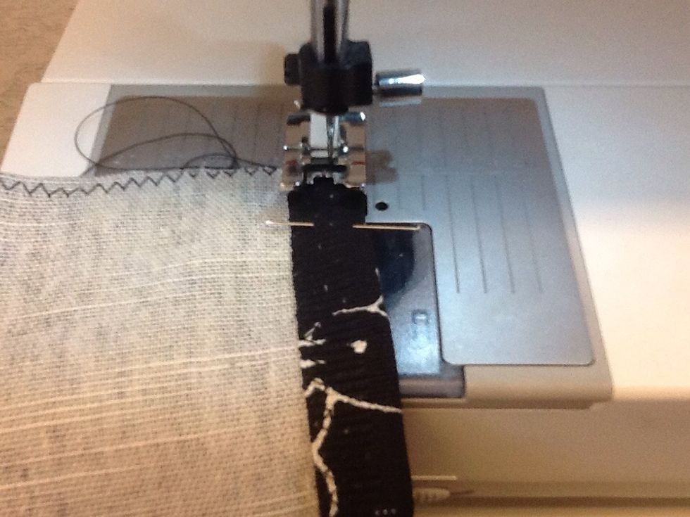 Sy s\u00e5 pressarfoten f\u00f6ljer den vikta kanten.