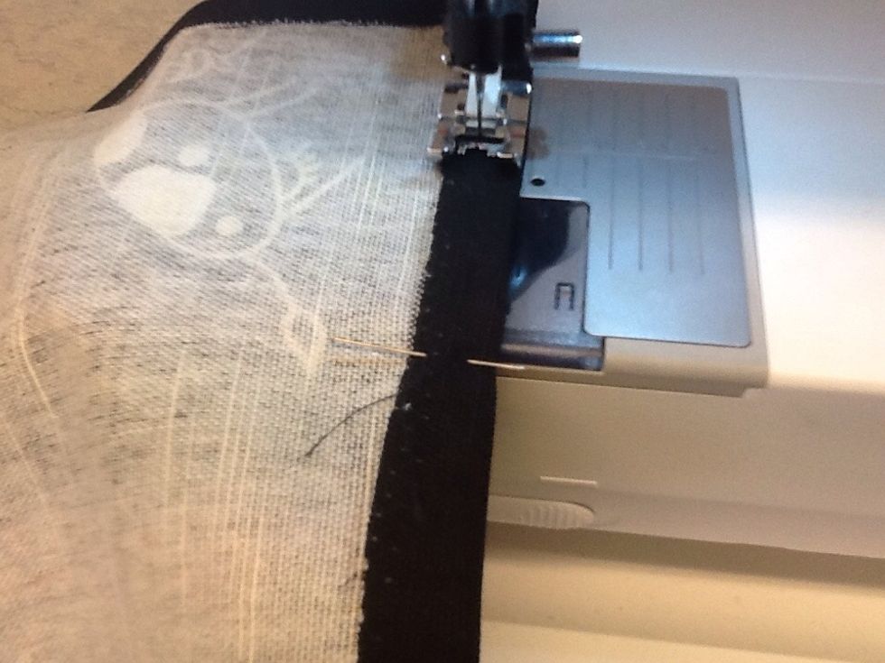 Sy s\u00e5 pressarfoten f\u00f6ljer den vikta kanten.