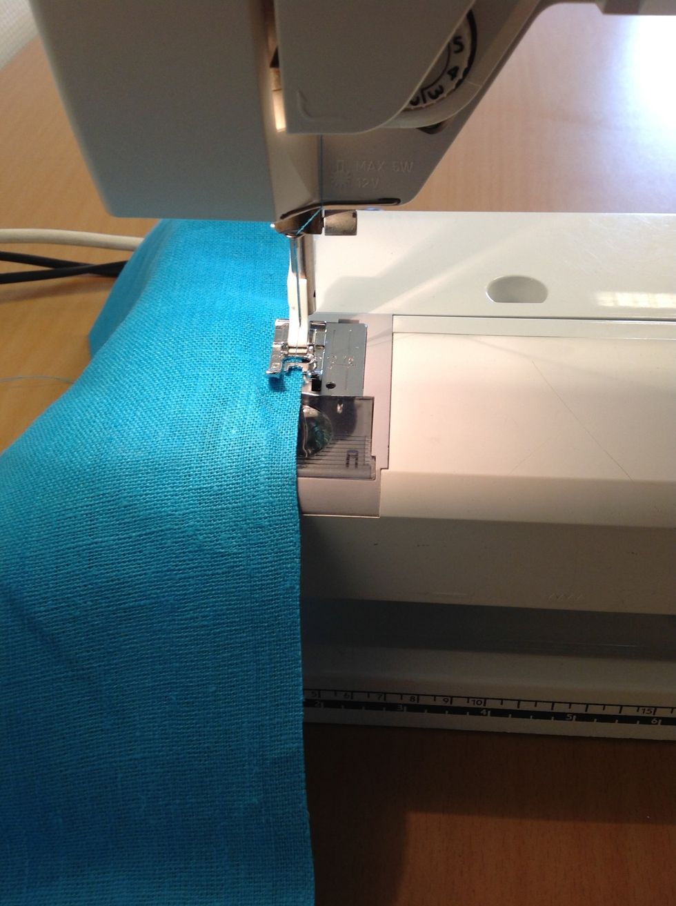 Sy sicksack l\u00e4ngst ut i kanten runt om din tygbit.