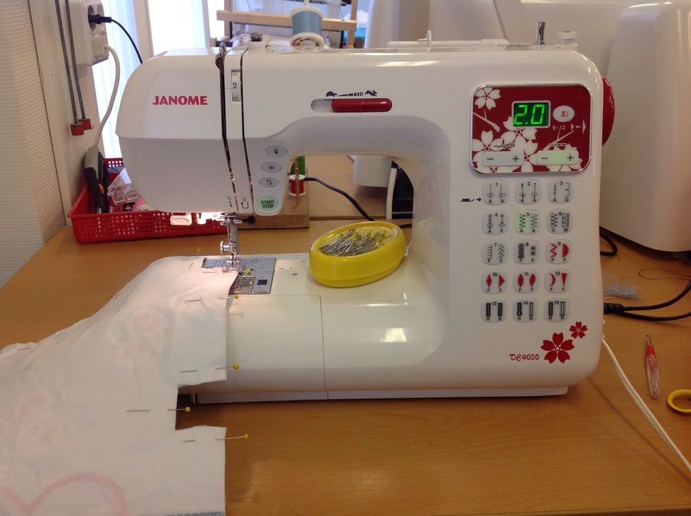 Sy sicksack runt om. S\u00f6m nummer 5. F\u00f6rs\u00f6k sy s\u00e5 l\u00e5ngt ut i kanten som m\u00f6jligt.