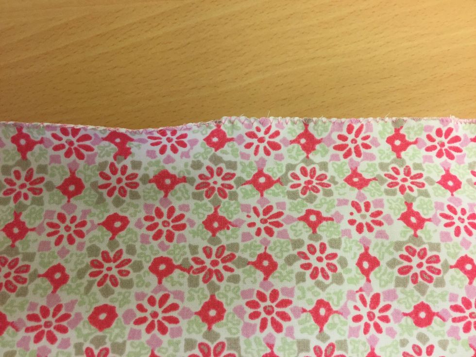 Sy sicksackar l\u00e4ngst ut i kanten. Dekorera din p\u00e5se om du vill.