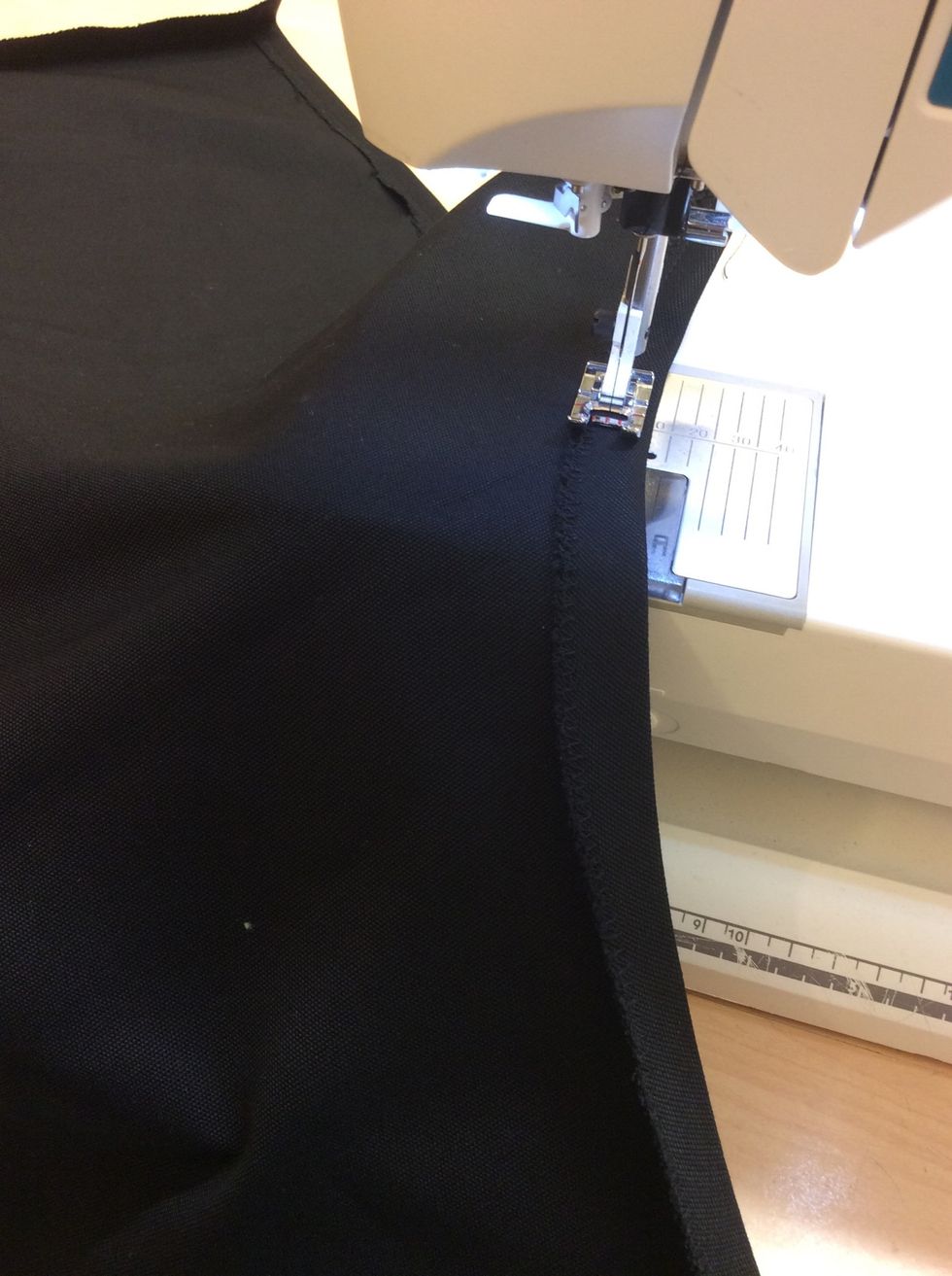 Sy sidorna med raks\u00f6m p\u00e5 samma s\u00e4tt som tidigare. Backa i b\u00f6rjan och slutet av s\u00f6mmen och sy l\u00e4ngst 10- strecket.