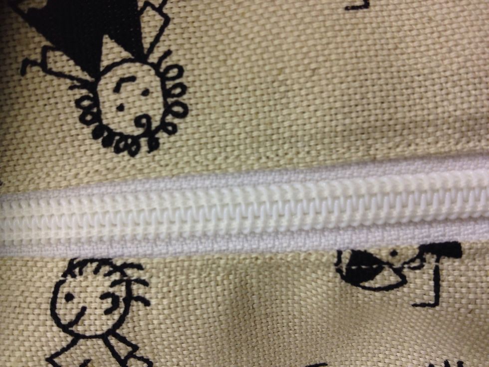 Sy stickningen men var noga s\u00e5 att v\u00e4skan inte ligger dubbel! \u00d6ppna en bit av dragkedjan, stort nog att kunna v\u00e4nda v\u00e4skan igenom.