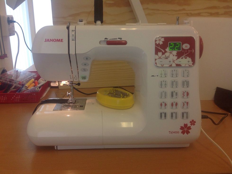 Sy stopps\u00f6mmar i b\u00e5da \u00e4ndar genom att sy raks\u00f6m fram och tillbaka fyra g\u00e5nger.