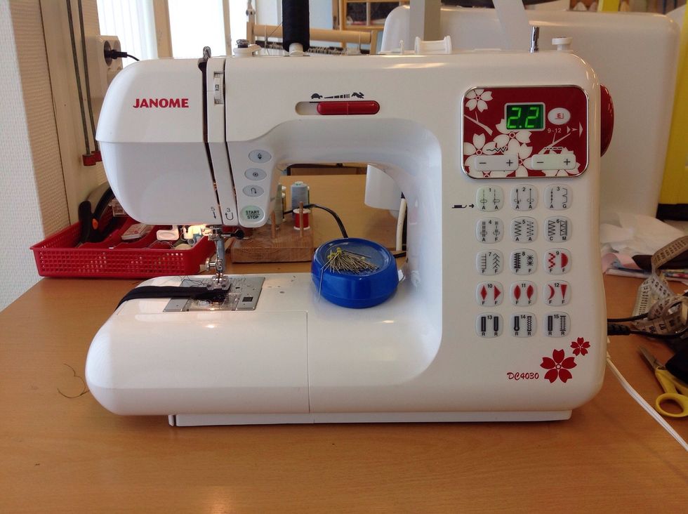 Sy stopps\u00f6mmar i b\u00e5da \u00e4ndarna av dragkedjan. Raks\u00f6mmar fram och tillbaka fyra g\u00e5nger.