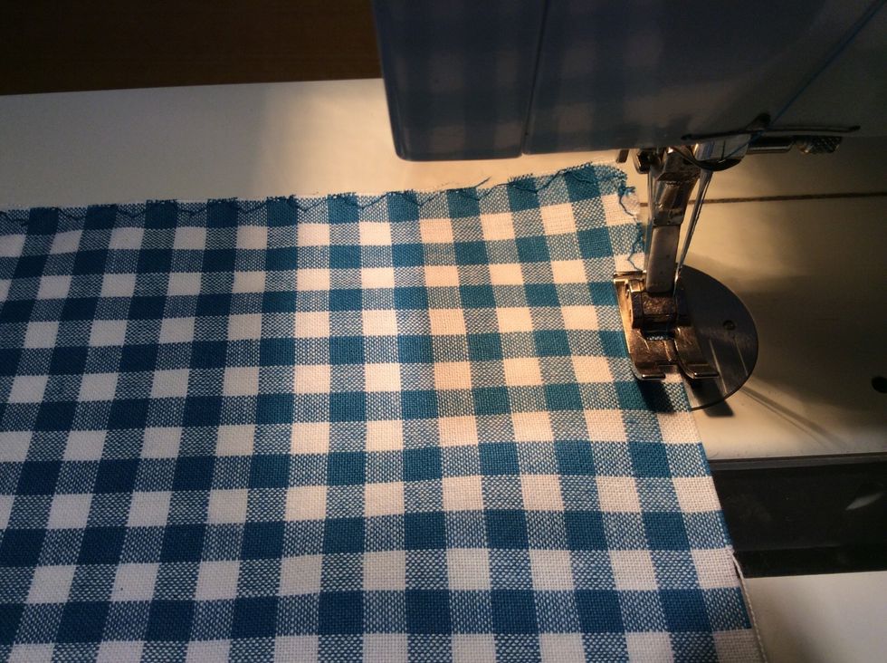 Sy trestegs-sicksack runt hela tygbiten. Sy n\u00e4ra tygets ytterkant.