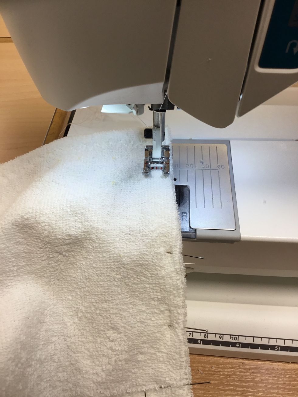 Sy trestegssicksack 1 cm fr\u00e5n kanten och sy p\u00e5 r\u00e4tsidan. Kom ih\u00e5g att backa i b\u00f6rjan och i slutet av s\u00f6mmen.