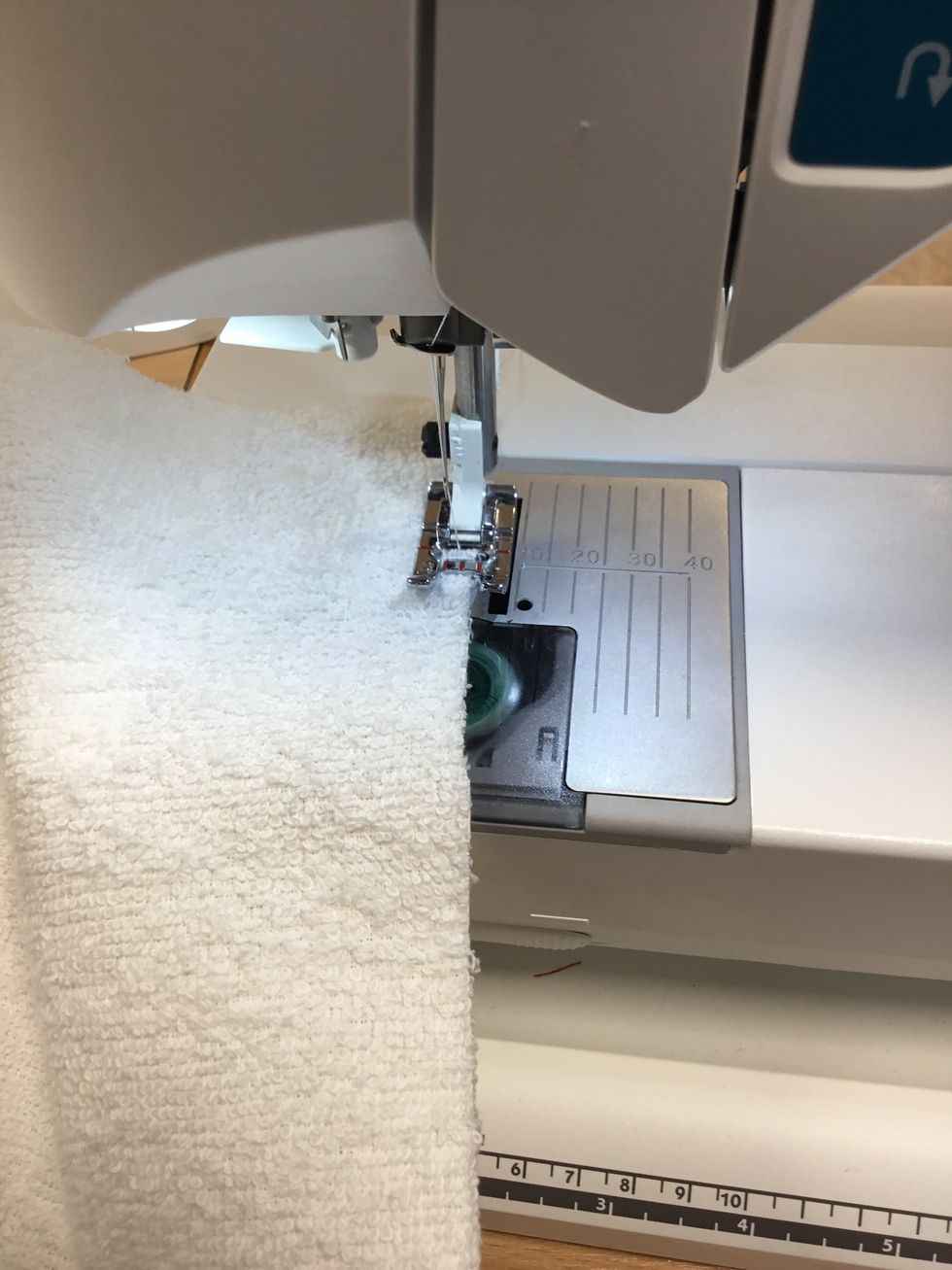 Sy trestegssicksack l\u00e4ngst ut p\u00e5 tygkanterna p\u00e5 alla fyra kanterna. Titta noga p\u00e5 bilden.