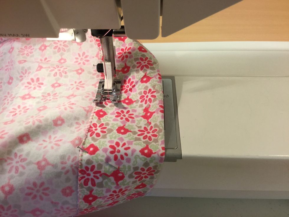 Sy tv\u00e5 raks\u00f6mmar som ska bilda en kanal. Den f\u00f6rsta med pressarfoten i den sicksackade kanten.