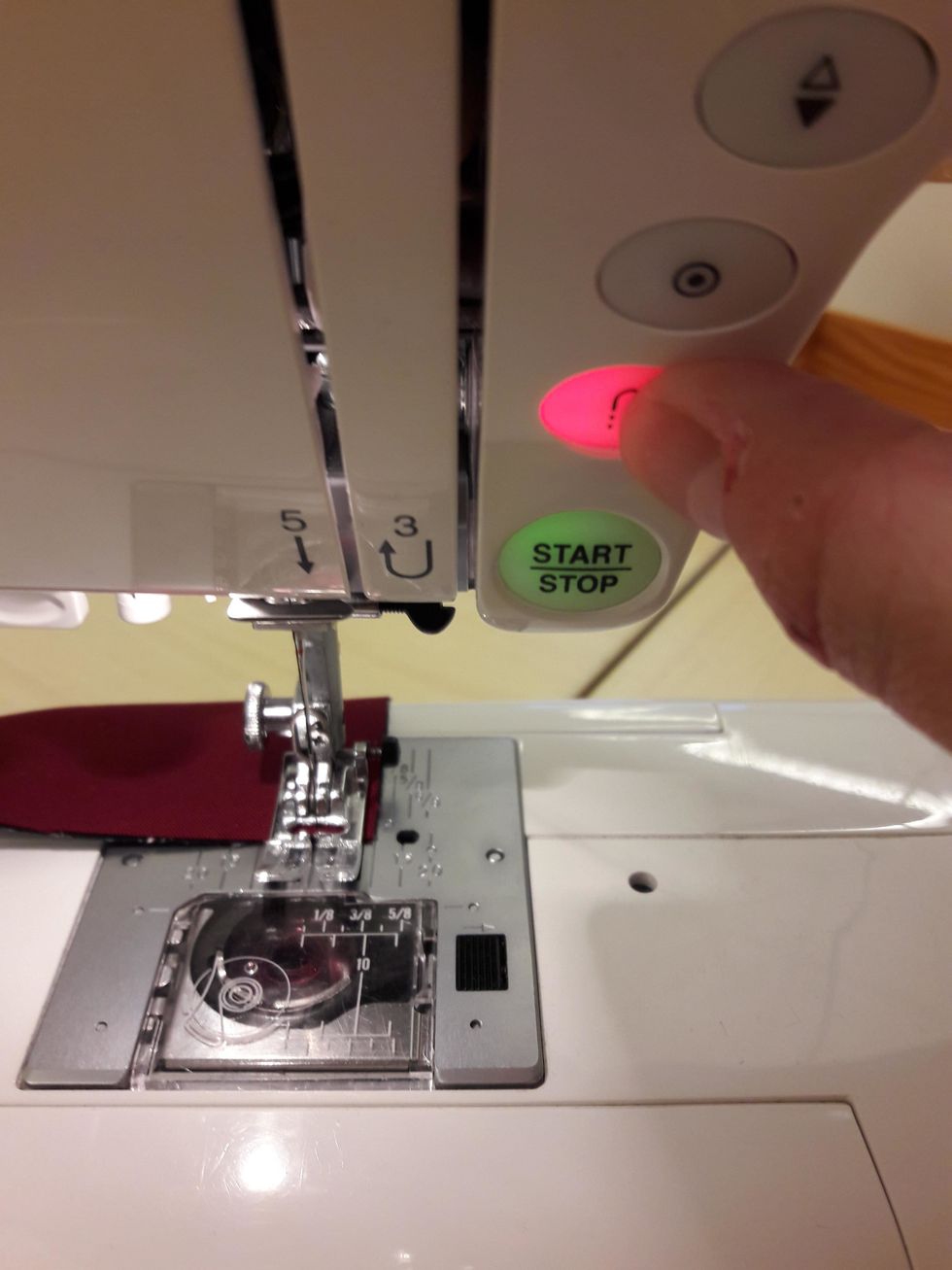 Sy \u00e4nda ut i kanten och gl\u00f6m inte att f\u00e4sta.