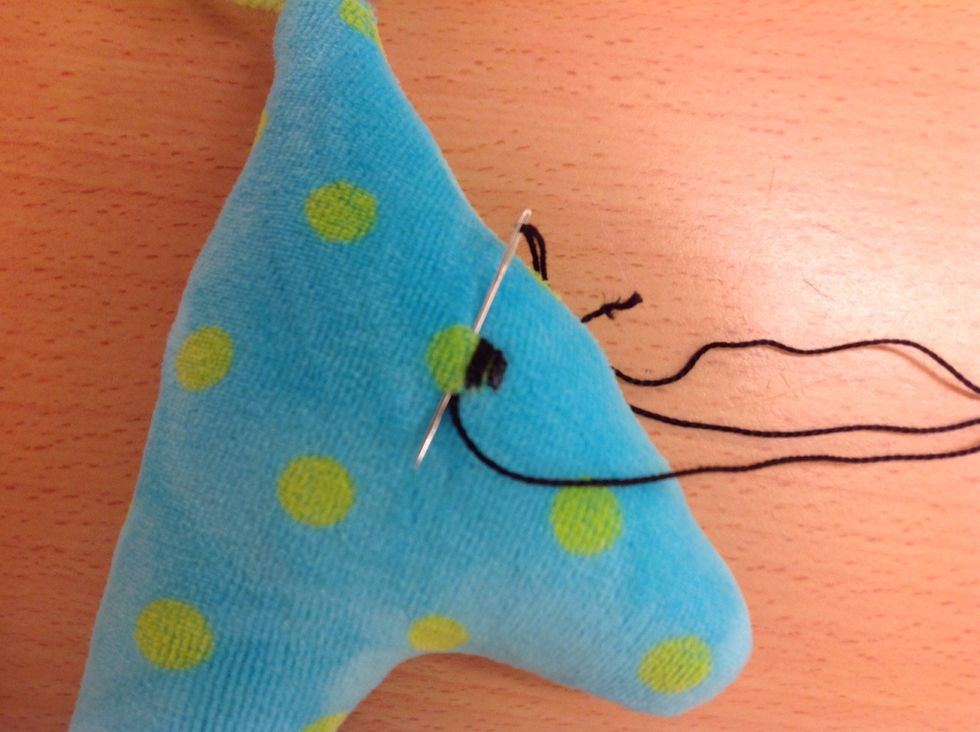 Sy \u00f6gon. Anv\u00e4nd en lite tjockare tr\u00e5d.