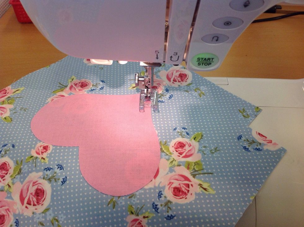 Sy \u00f6ver kanten. Kanten p\u00e5 tyget ska l\u00f6pa i "\u00f6ppningen" p\u00e5 pressarfoten.