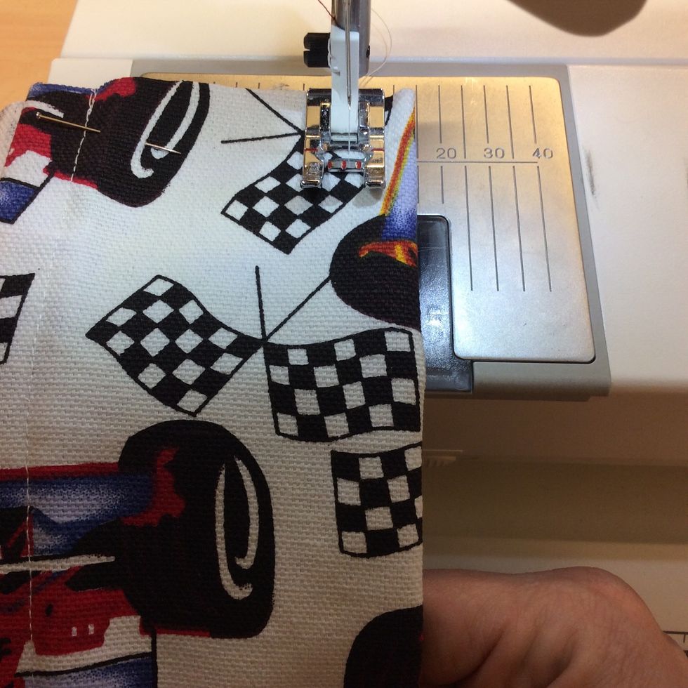 Sy ytterligare en raks\u00f6m 1.5 cm fr\u00e5n kanten. F\u00e4st tr\u00e5darna i b\u00f6rjan och slutet av s\u00f6mmen.