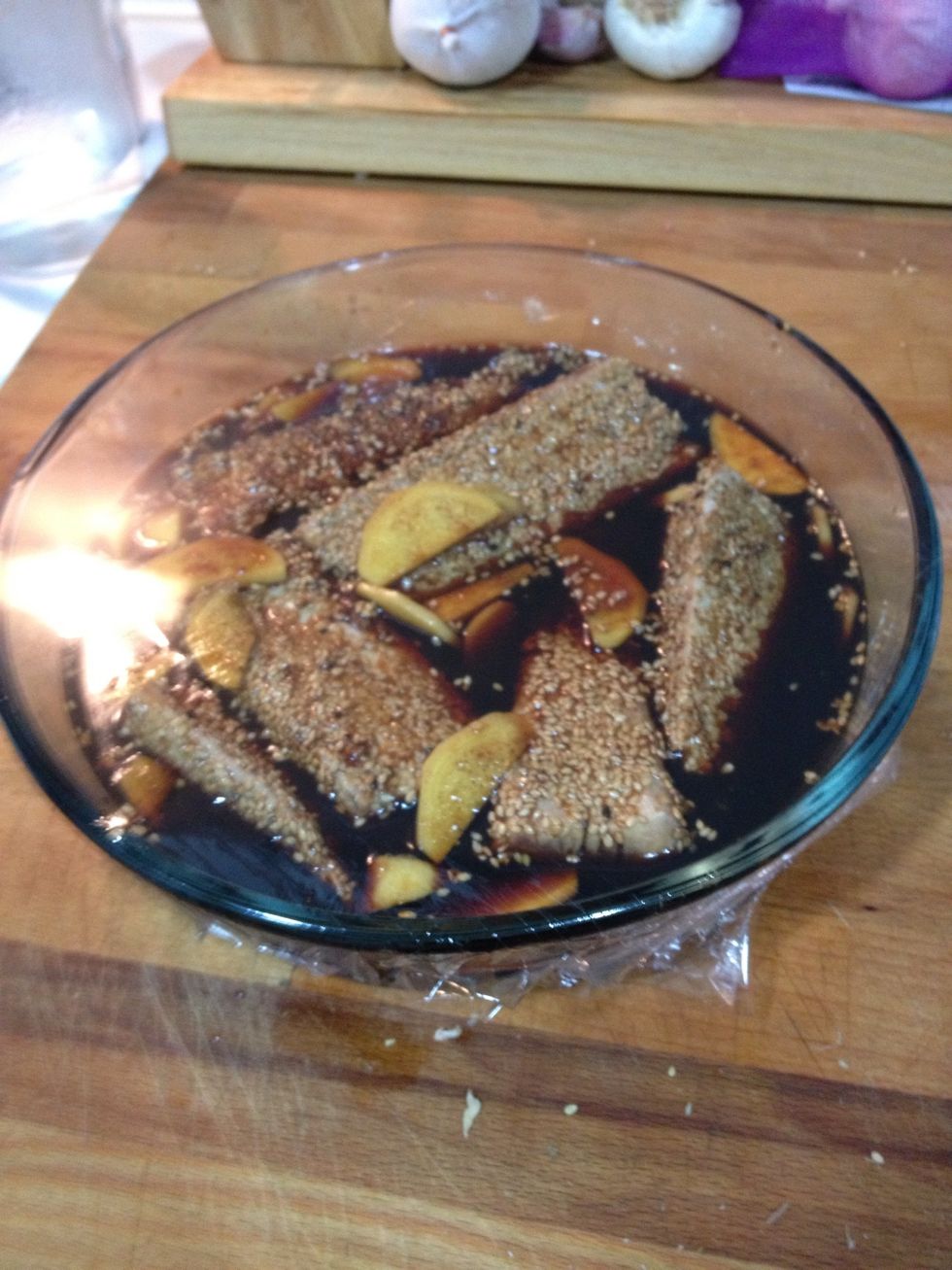 T\u00e1palo con film transparente y d\u00e9jalo una hora y media macerando.