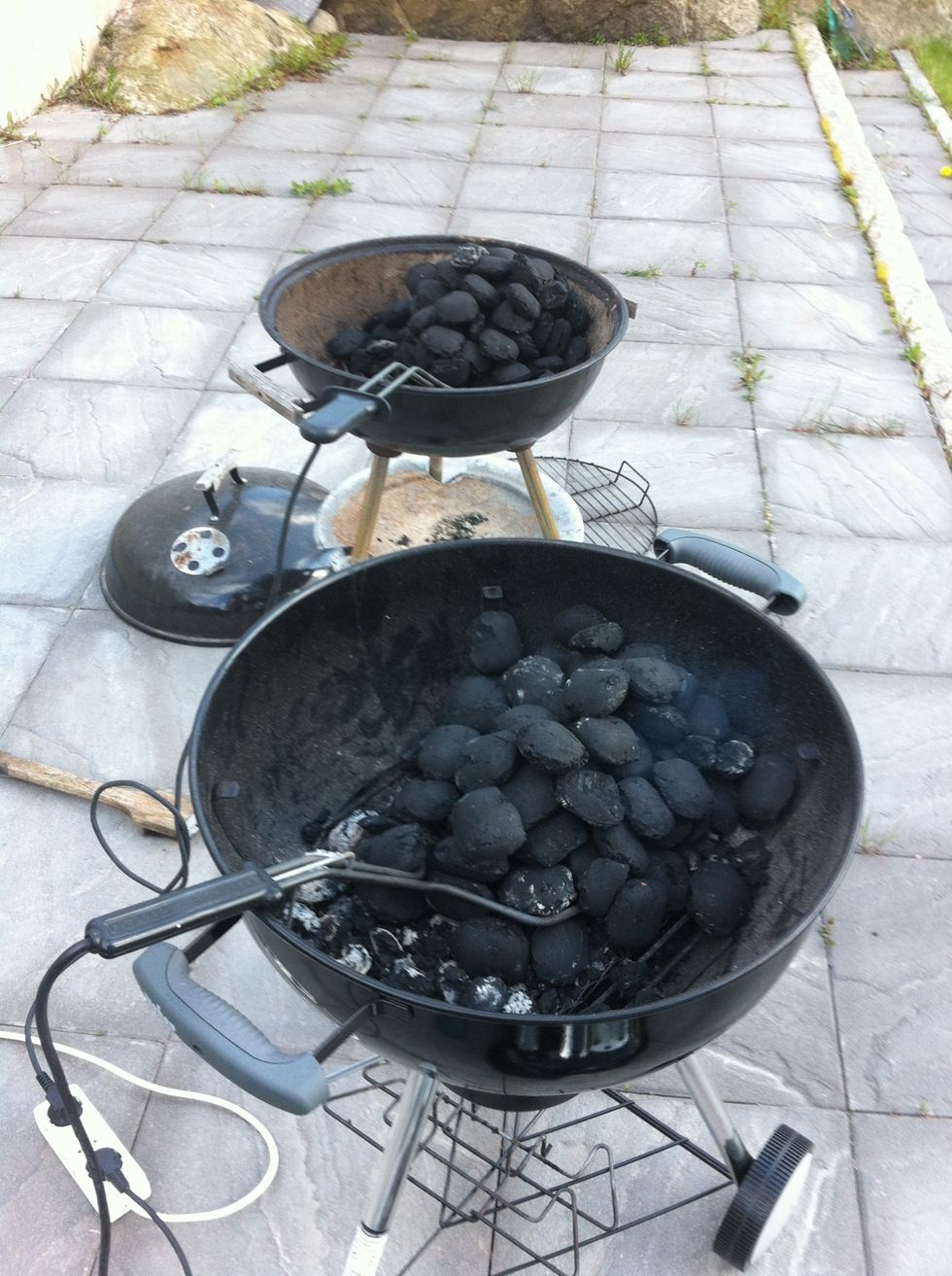 T\u00e4nd grillen. Kolgrill \u00e4r ett m\u00e5ste.