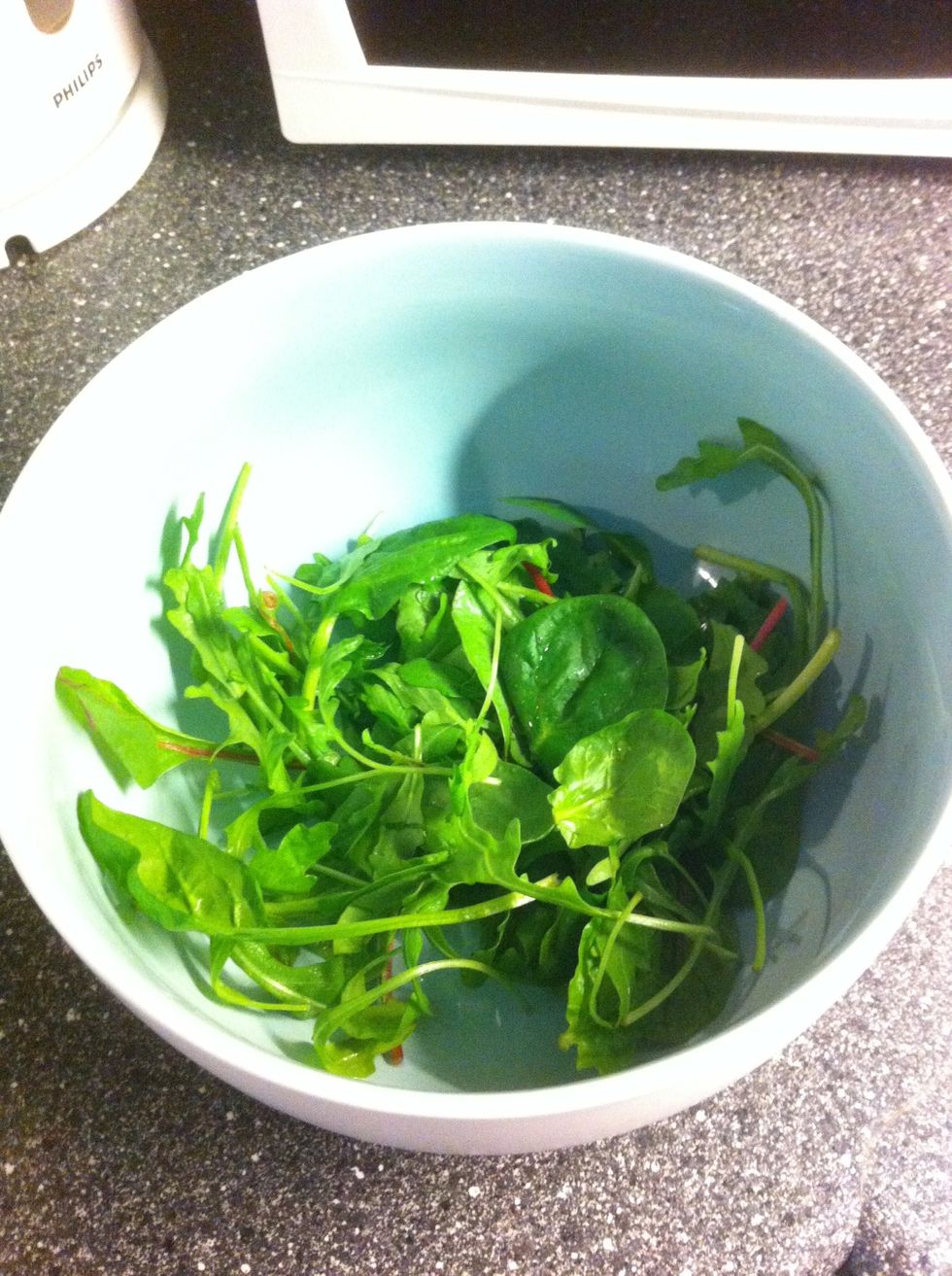 T\u00f8m posen med fersk salatmiks i en bolle