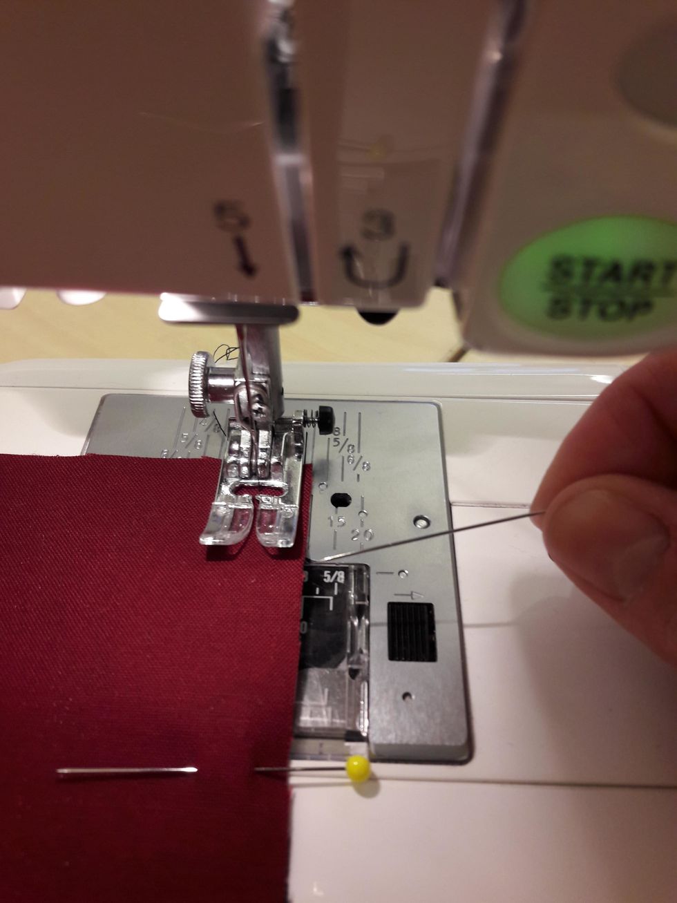 Ta alltid bort n\u00e5len n\u00e4r du kommer fram till den, du f\u00e5r inte sy \u00f6ver n\u00e5larna. L\u00e4gg dem direkt p\u00e5 n\u00e5ldynan!