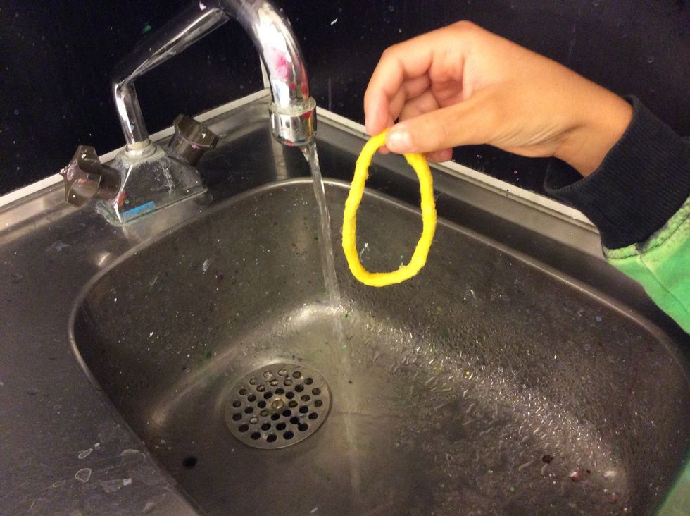 Ta armbandet i vattenkranen och krama ur det tio g\u00e5nger