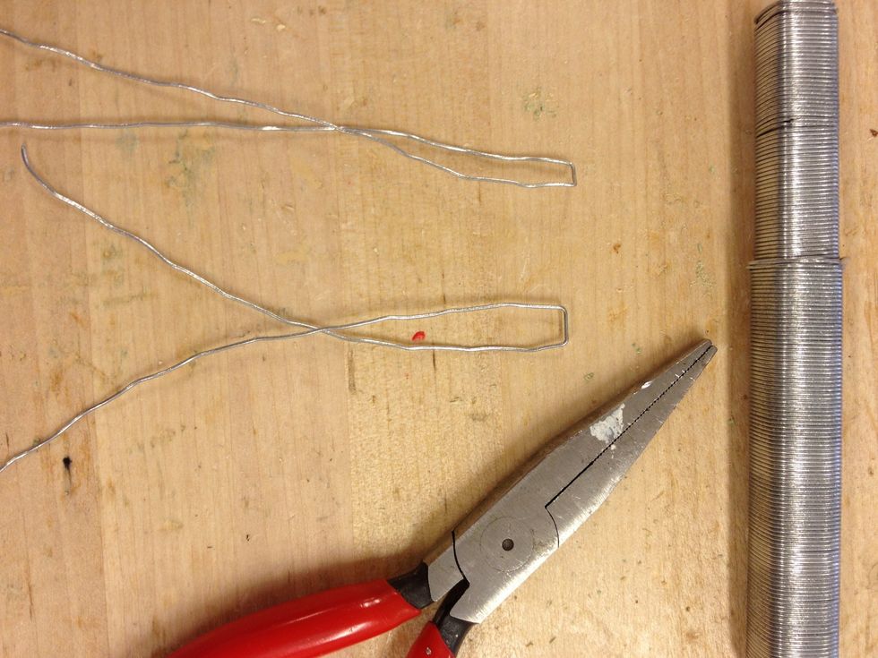 Ta av tr\u00e5den p\u00e5 h\u00e4lften och forma som bilden med en platt\u00e5ng.