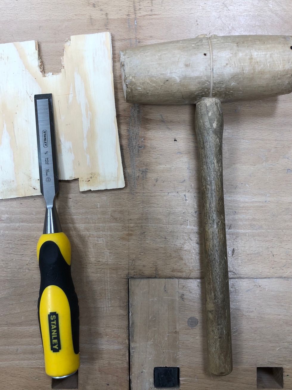 Ta bort alla andra verktyg fr\u00e5n b\u00e4nken. Nu beh\u00f6ver du ett st\u00e4mj\u00e4rn, en tr\u00e4klubba och ett b\u00e4nkskydd.