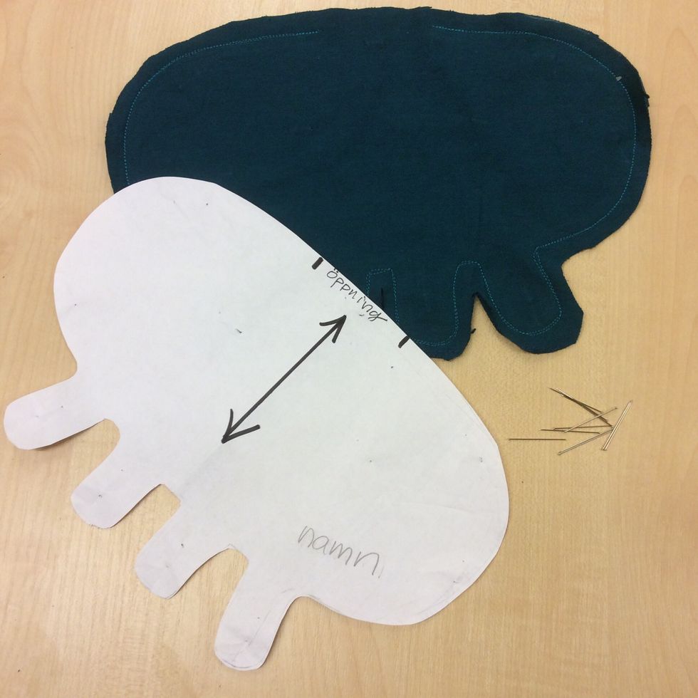 Ta bort alla n\u00e5larna och mallen. Riv s\u00f6nder mallen och sl\u00e4ng den - det ska bara finnas ett av just ditt fulmonster.