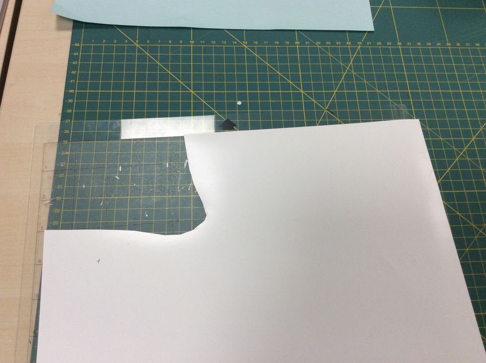 Ta bort den bl\u00e5a skyddsplasten och l\u00e4gg p\u00e5 vinylen du valt, den blanka sidan ned\u00e5t.