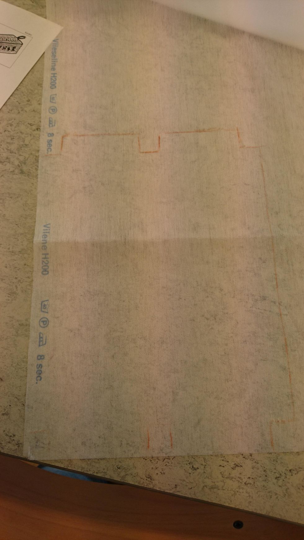 Ta bort mallen och klipp ut efter linjerna.