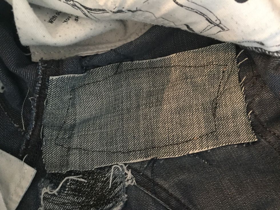 Ta bort n\u00e5larna och klipp bort \u00f6verfl\u00f6digt tyg runt fyrkanten