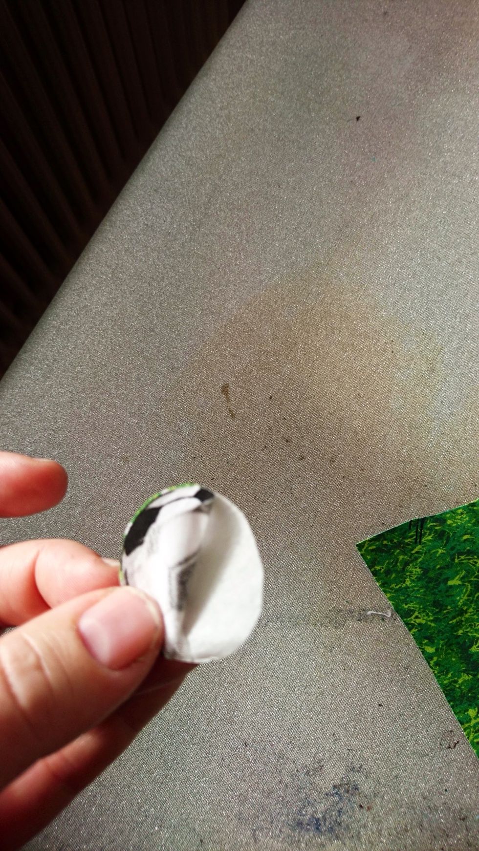 Ta bort pappret p\u00e5 baksidan.