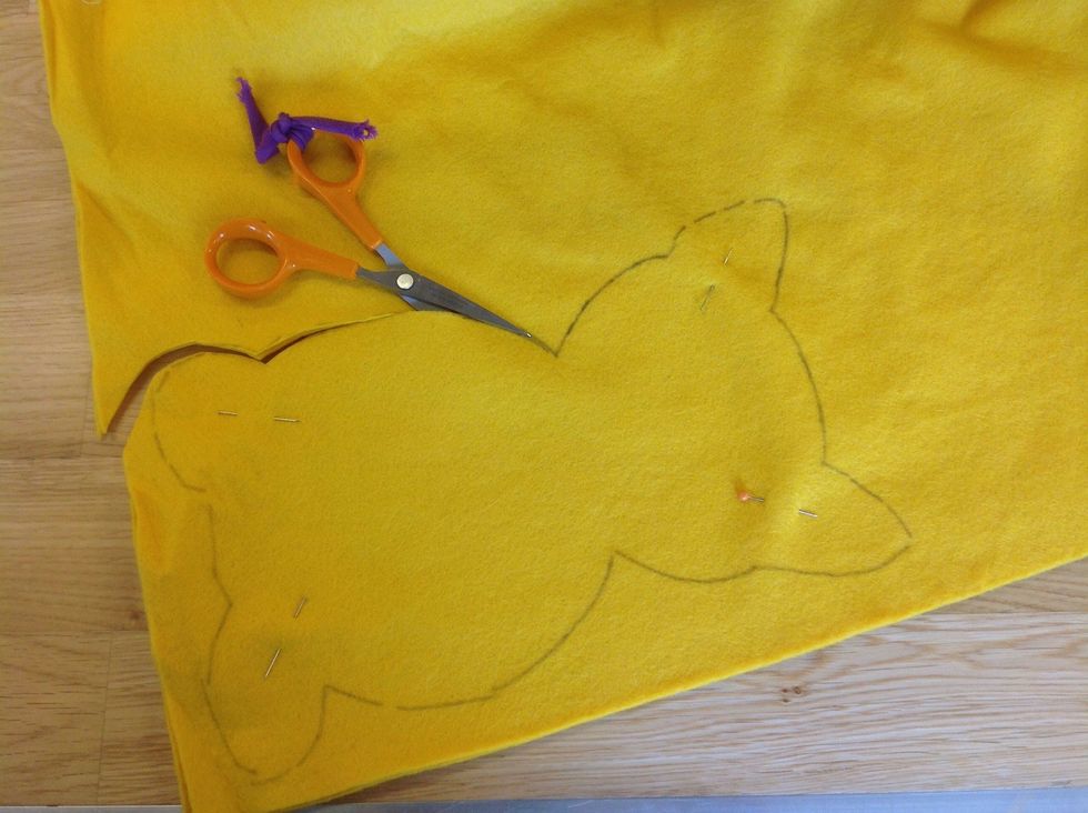 Ta bort pappret, s\u00e4tt tillbaka n\u00e5larna och klipp ut med TYGSAX.