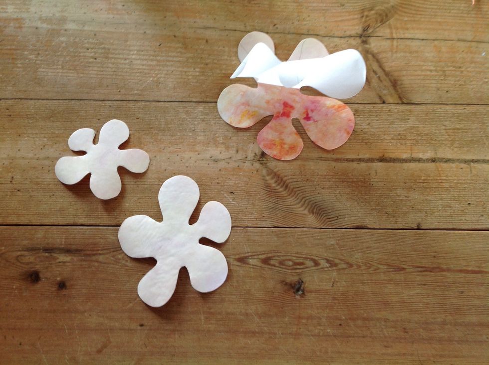 Ta bort skyddspappret p\u00e5 dina bitar.