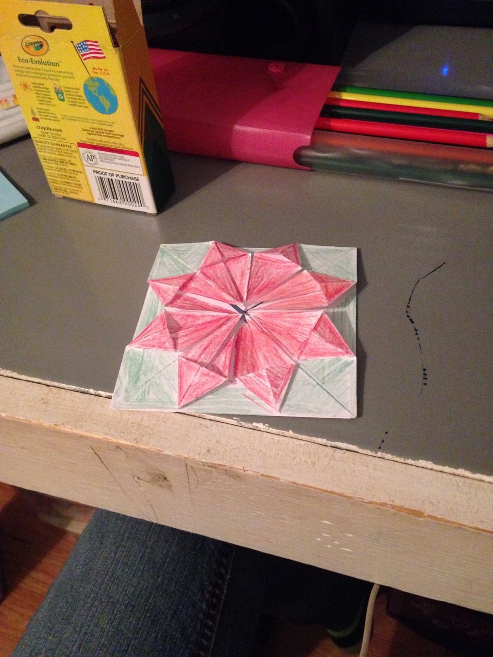 Ta da ya acabamos. T\u00fa puedes colorar t\u00fa papel de los colores que gustes. Ta da we finished. You can color your paper with whatever colors you'd like.