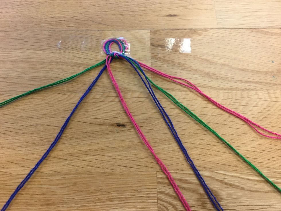 Ta de tv\u00e5 rosa till v\u00e4nster och l\u00e4gg in mot mitten, se bilden.